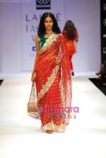 Model walks the ramp for Rehane Show at Lakme Winter fashion week day 4 on 20th Sept 2010 (68).JPG